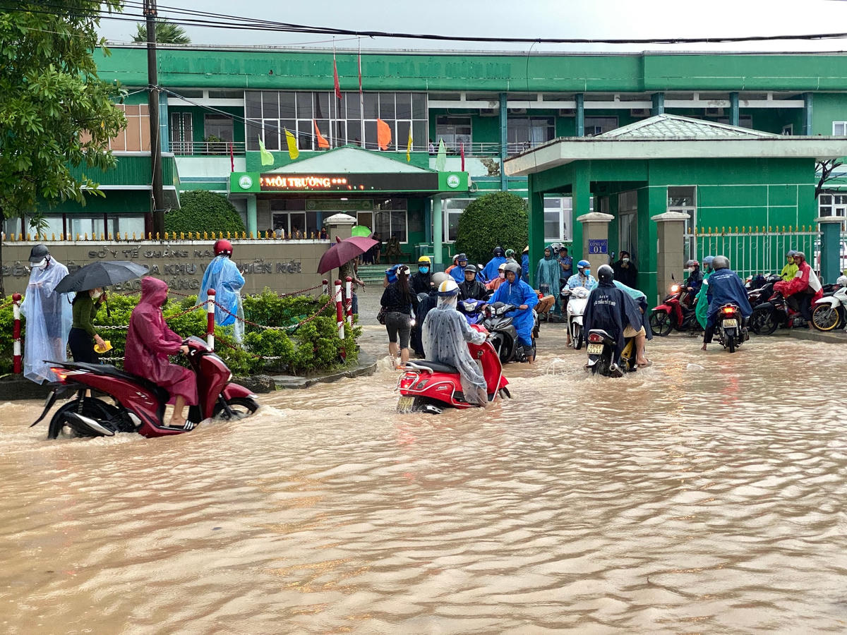 Người dân đi lại tại đoạn đường Quang Trung.