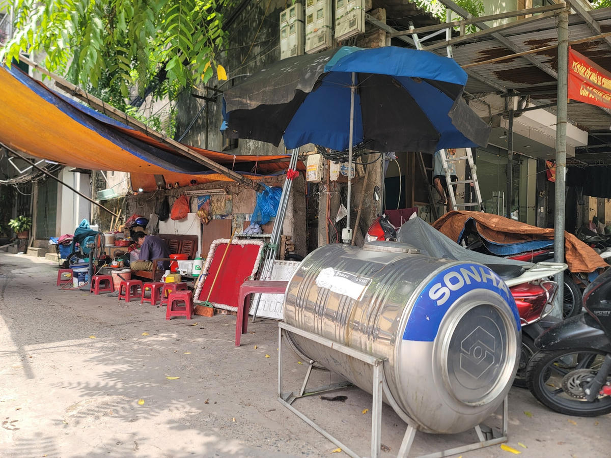 Vật dụng được tập kết ra ngoài chờ chuyển đi.