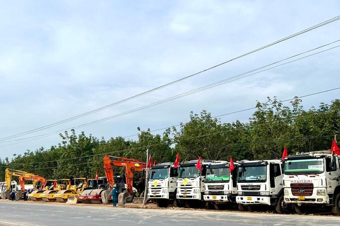 Việc khởi công dự án nâng cấp, mở rộng đường ĐT.746 từng bước hoàn chỉnh hạ tầng giao thông ở Bình Dương (ảnh T.N).