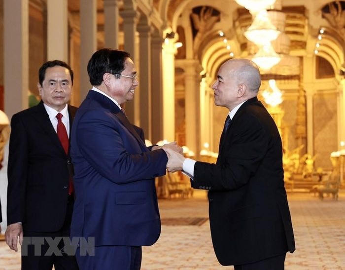 Thủ tướng Phạm Minh Chính hội kiến Quốc vương Campuchia Norodom Sihamoni. (Ảnh: Dương Giang/TTXVN).