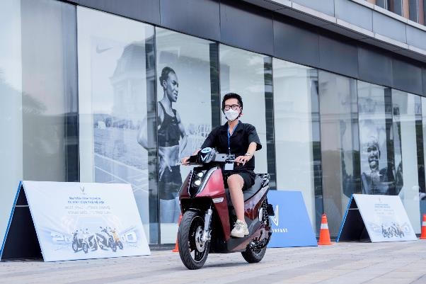 Xăng tăng chóng mặt, xe máy điện VinFast 'giải cứu' người dùng Việt 