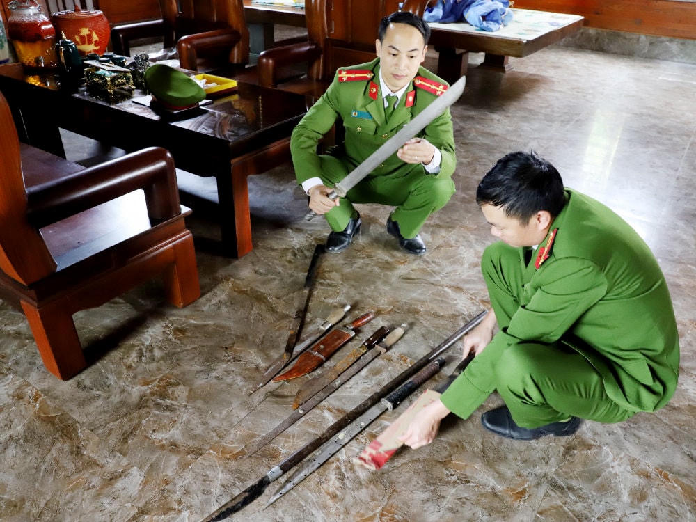 ...và thu giữ nhiều vũ khí như như dao, kiếm và một số dụng cụ dùng để sử dụng ma túy.