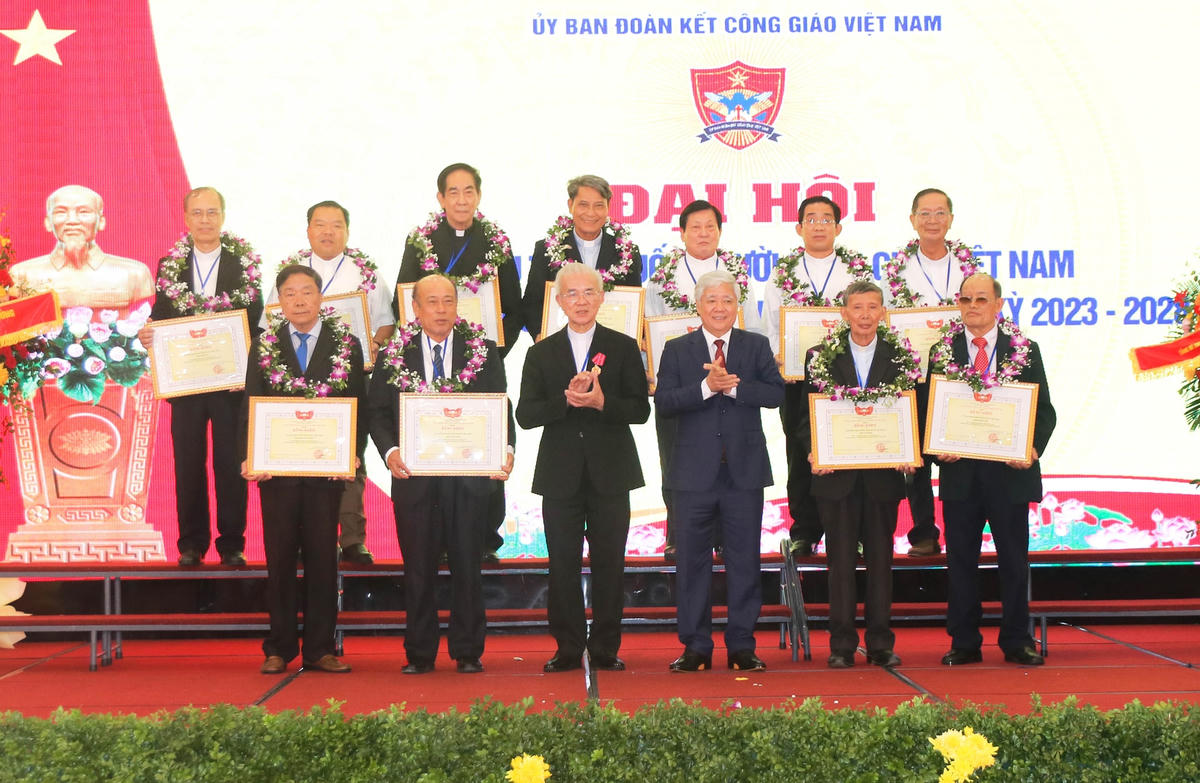 Chủ tịch UBTƯ MTTQ Việt Nam Đỗ Văn Chiến và Linh mục Trần Xuân Mạnh, Chủ tịch Trung ương Ủy ban Đoàn kết Công giáo Việt Nam trao Bằng khen của UBTƯ MTTQ Việt Nam cho 11 tập thể.