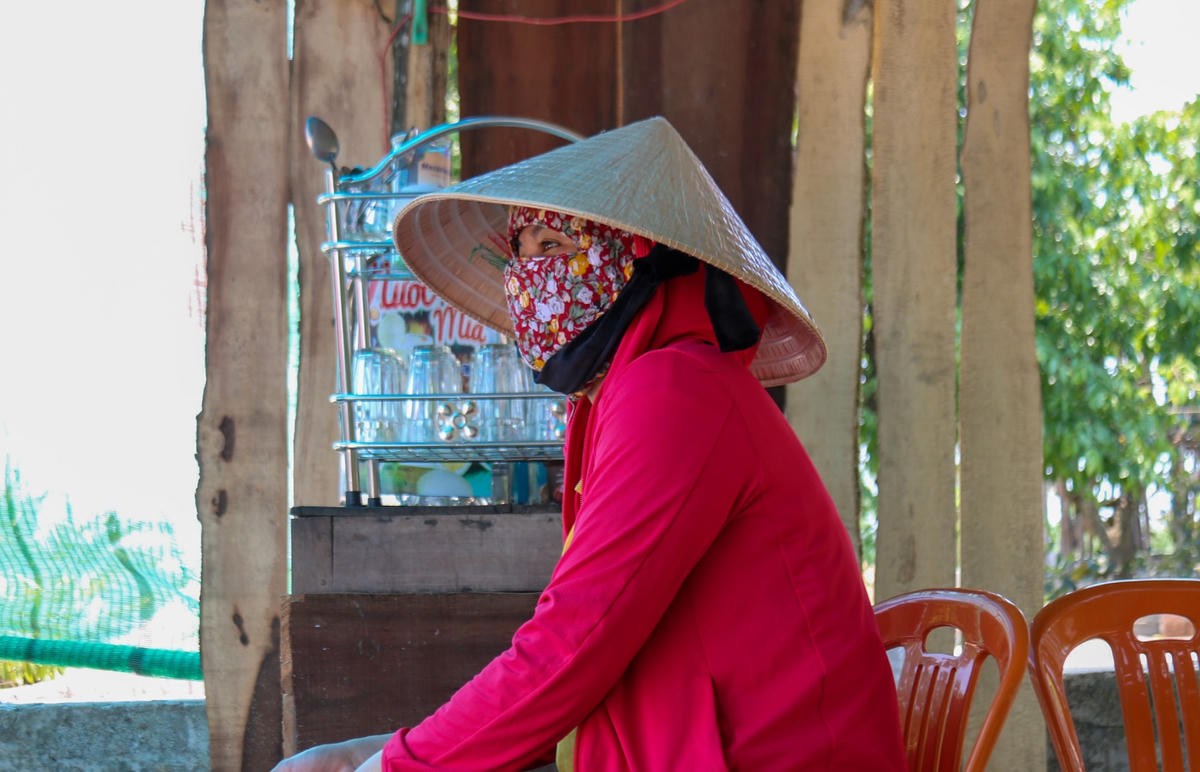 Với những người phải làm việc ngoài trời trong thời tiết nắng nóng họ thường dùng khăn, nón, áo khoác… để che kín cơ thể.