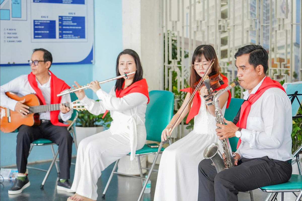 Với thông điệp yêu thương và sẻ chia, chương trình mang đến không gian âm nhạc đầy cảm xúc với sự tham gia biểu diễn của các nghệ sĩ đến từ Nhạc viện TP Hồ Chí Minh: Đặng Ngọc Ngân, Nguyễn Ngọc Thiên Ngân, Mai Tùng Lâm và Lê Huy. Ảnh: M.T