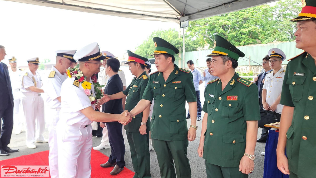 Lễ đón các sĩ quan, thủy thủ đoàn hai tàu Hải quân New Zealand tại Cảng Sài Gòn, TP HCM.