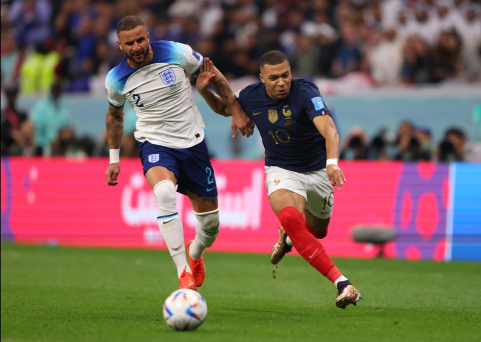 Kyle Walker đã làm rất tốt việc hạn chế Kylian Mbappe vào ngày 11/12. Ảnh: Getty.