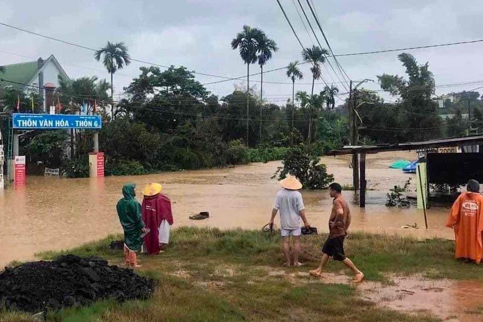 Quốc lộ 20 nước dâng cao ngập lụt khu dân cư.