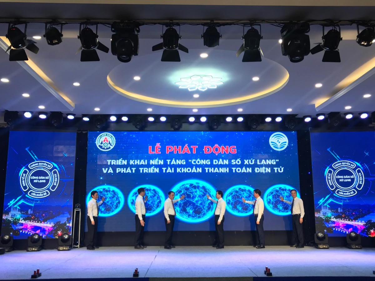  Các đại biểu đã bấm nút phát động triển khai nền tảng “Công dân số Xứ Lạng” và phát triển tài khoản thanh toán điện tử. 