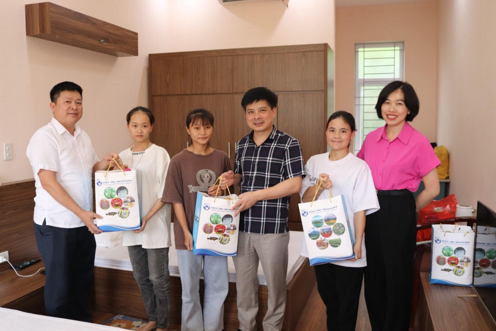 Lãnh đạo huyện Đầm Hà động viên các thí sinh dự thi tốt nghiệp THPT có nguy cơ bị ảnh hưởng bởi mưa lũ.