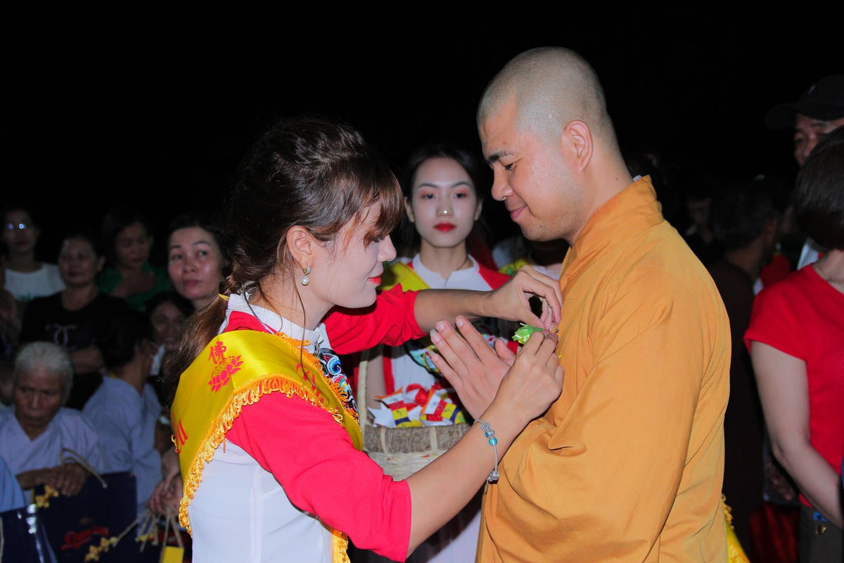 Những bông hồng cài áo được sử dụng trong ngày lễ Vu Lan đều mang nghĩa biểu trưng. Ảnh: ST. 