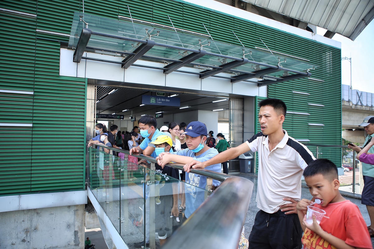 Thậm chí, tại một số thời điểm phía bên trong nhà ga Yên Nghĩa chật cứng người, nhiều hành khách phải ra ngoài để chờ tới lượt.
