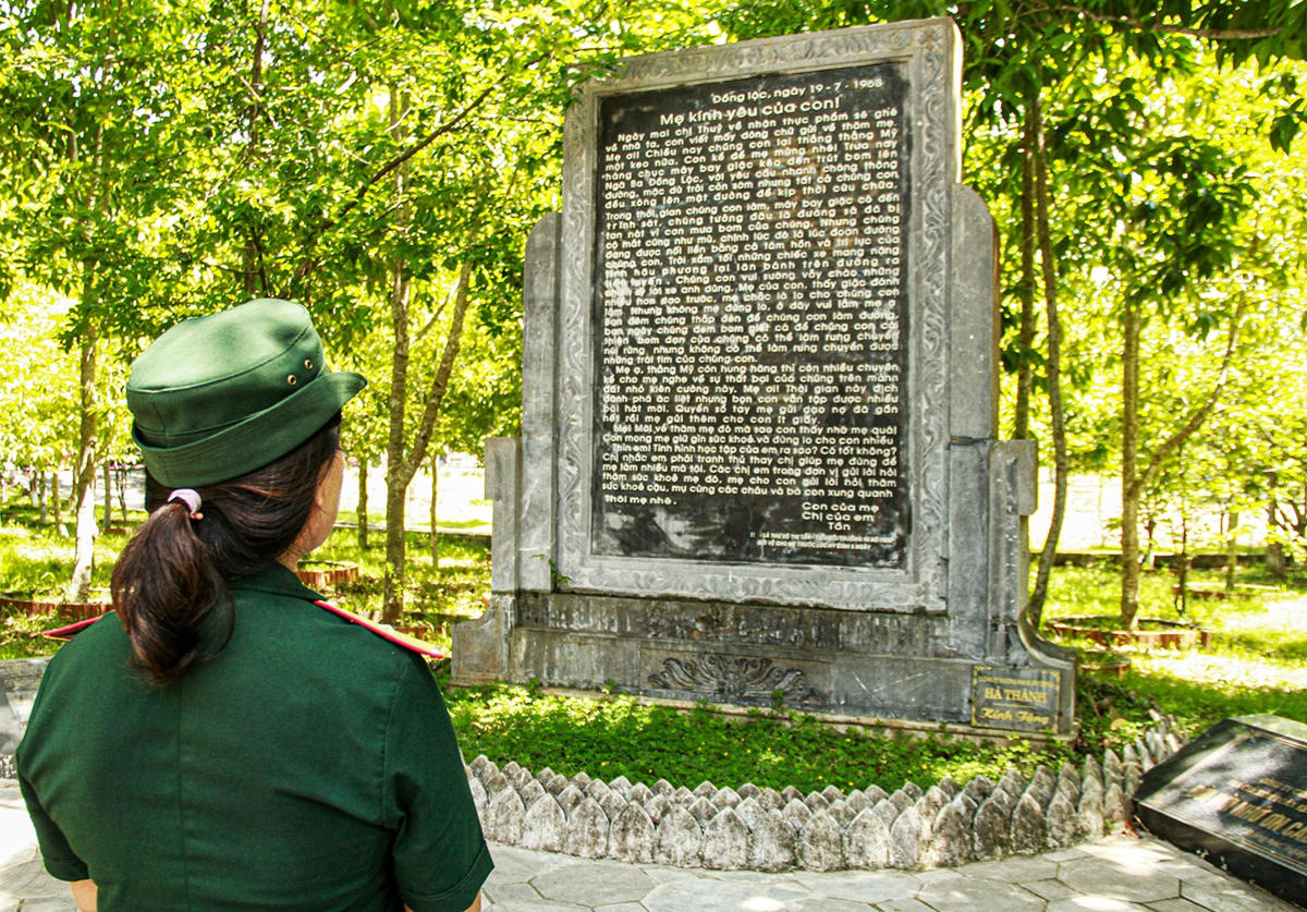 10. Bức thư “Mẹ kính yêu của con”, khắc trên đá tại Ngã ba Đồng Lộc khơi dậy tinh thần yêu nước, lòng dũng cảm và lý tưởng sống cao đẹp cho thế hệ hôm nay