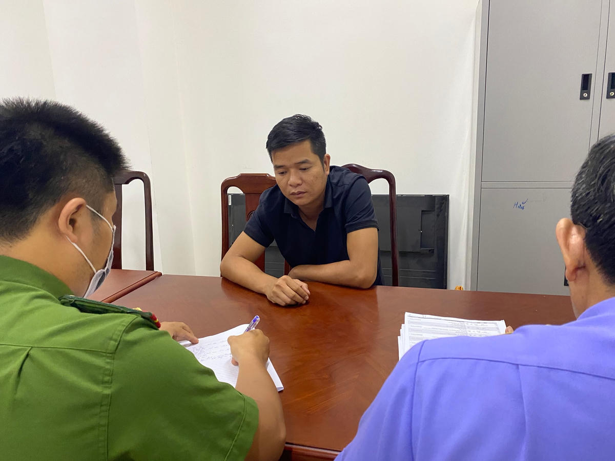 Đối tượng cầm đầu Ngô Văn Tùng tại cơ quan Công an.