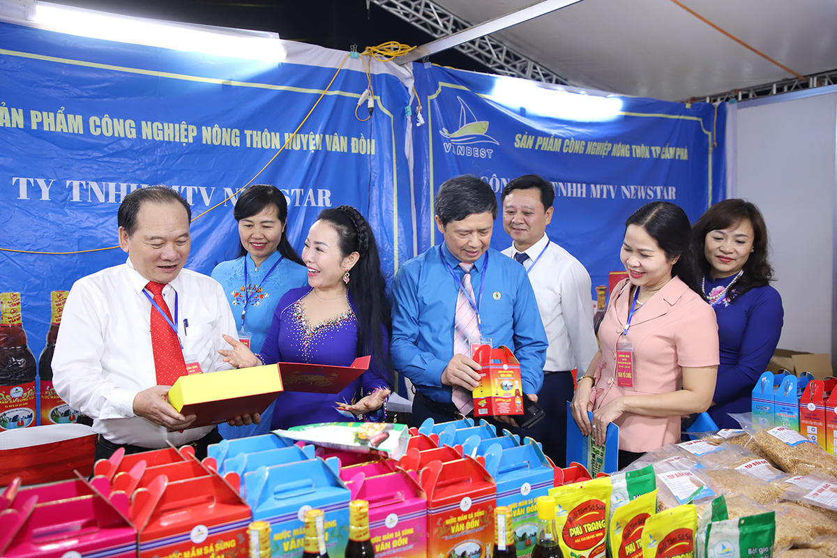 Các đại biểu tham quan gian hàng.