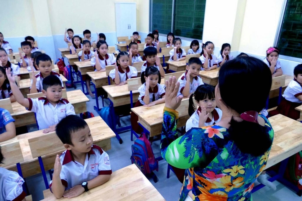 Tại nhiều quận nội thành Hà Nội, sĩ số các lớp học vẫn khá đông, nhiều nơi lên đến 50-60 học sinh/lớp.