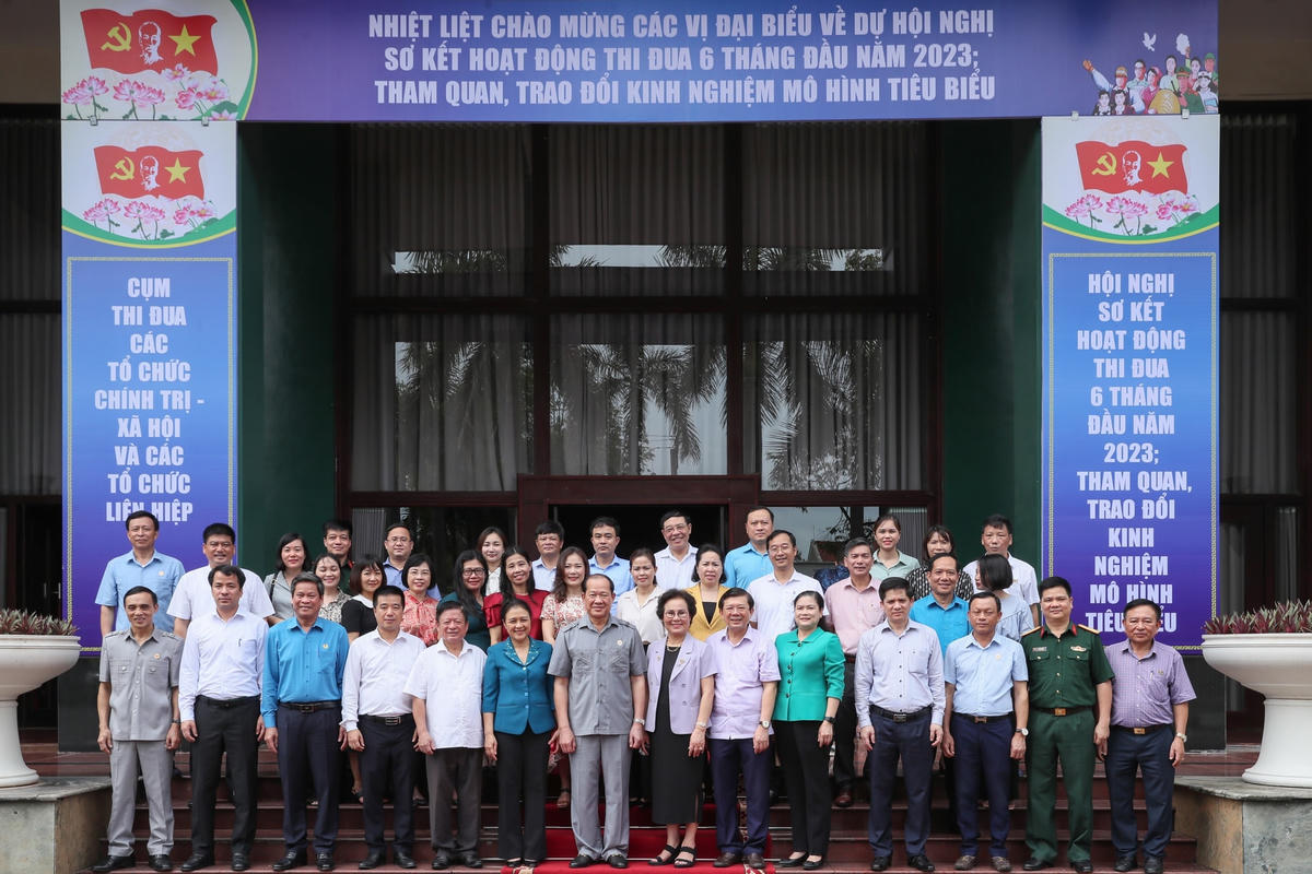 Các đại biểu tham dự Hội nghị chụp ảnh lưu niệm.