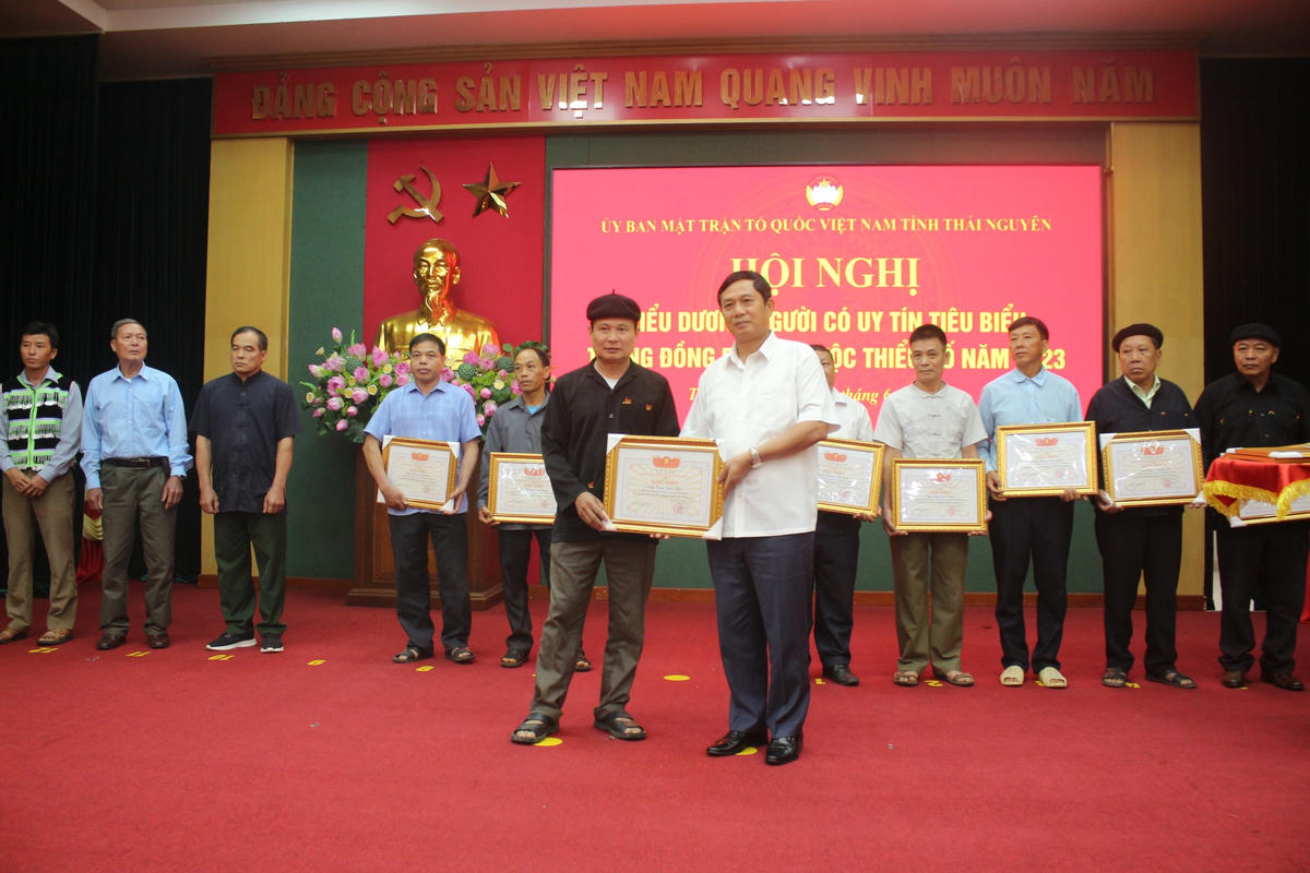 Ông  Phạm Thái Hanh, Uỷ viên Ban Thường vụ, Chủ tịch Uỷ ban MTTQ Việt Nam tỉnh Thái Nguyên trao Bằng khen cho đại biểu là người có uy tín tiêu biểu trong đồng bào DTTS.