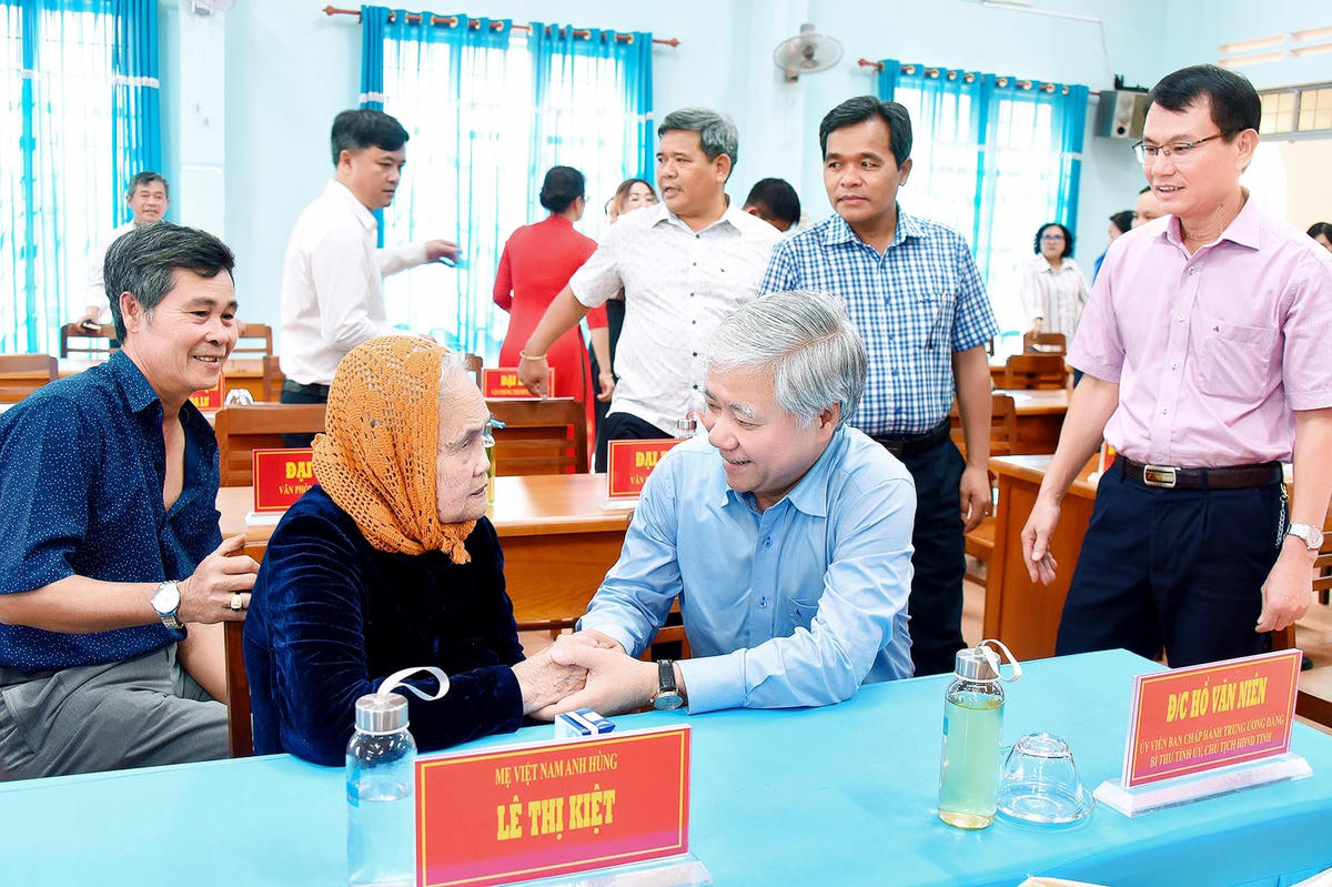 Chủ tịch Đỗ Văn Chiến ân cần thăm hỏi sức khỏe Mẹ Việt Nam Anh hùng Lê Thị Kiệt, phường Đống Đa, TP Pleiku, Gia Lai. 