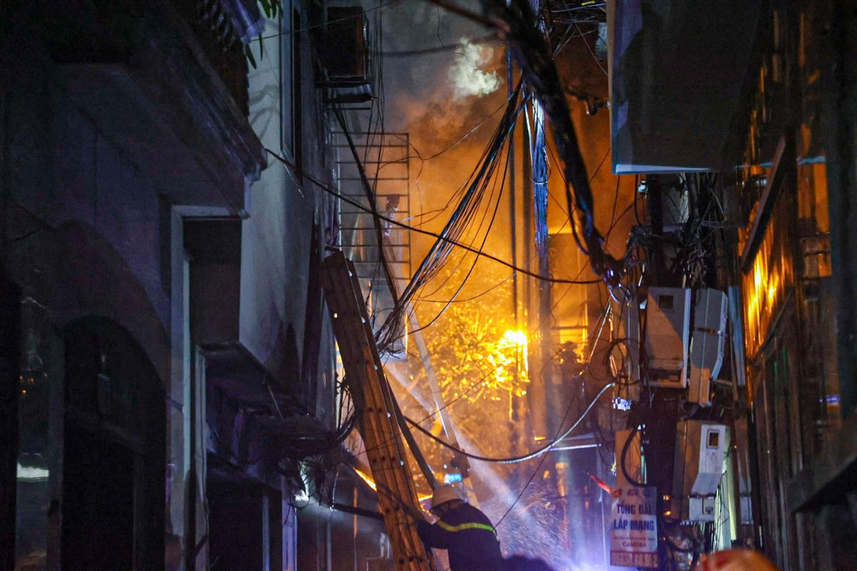 Vào hồi 23h50 ngày 12/9/2023, trên địa bàn phường Khương Đình, quận Thanh Xuân xảy ra một vụ cháy đặc biệt nghiêm trọng tại số nhà 37 ngách 29/70 phố Khương Hạ có diện tích khoảng trên 200 m2 với khoảng 150 người dân sinh sống.