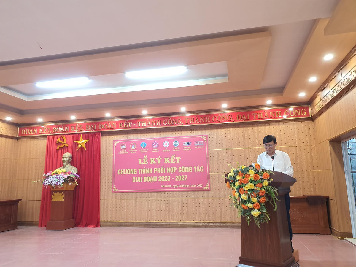 Ông Trần Đức Trường - Phó Chủ tịch Ủy ban MTTQ Việt Nam tỉnh Hòa Bình phát biểu tại buổi lễ.