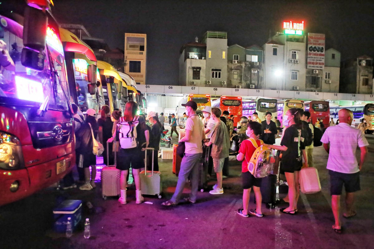 Hà Nội: Nhiều người ngủ gật khi chờ xe về quê nghỉ lễ 