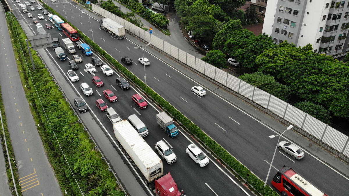 Ùn ứ kéo dài, một số phương tiện ngang nhiên đi vào làn dừng khẩn cấp.