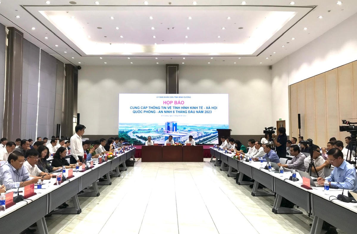 Quang cảnh buổi họp báo cung cấp thông tin về tình hình kinh tế - xã hội, quốc phòng - an ninh 6 tháng đầu năm 2023.