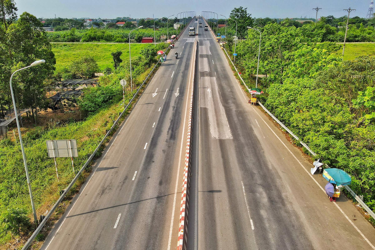 Đây là cây cầu bê tông cốt thép vĩnh cửu vượt sông có chiều dài lớn nhất Việt Nam từ trước đến nay với chiều dài 5,4 km.