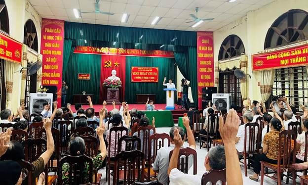 100% đại biểu biểu quyết thông qua các vấn đề được nêu tại buổi sinh hoạt. Ảnh: A.N.