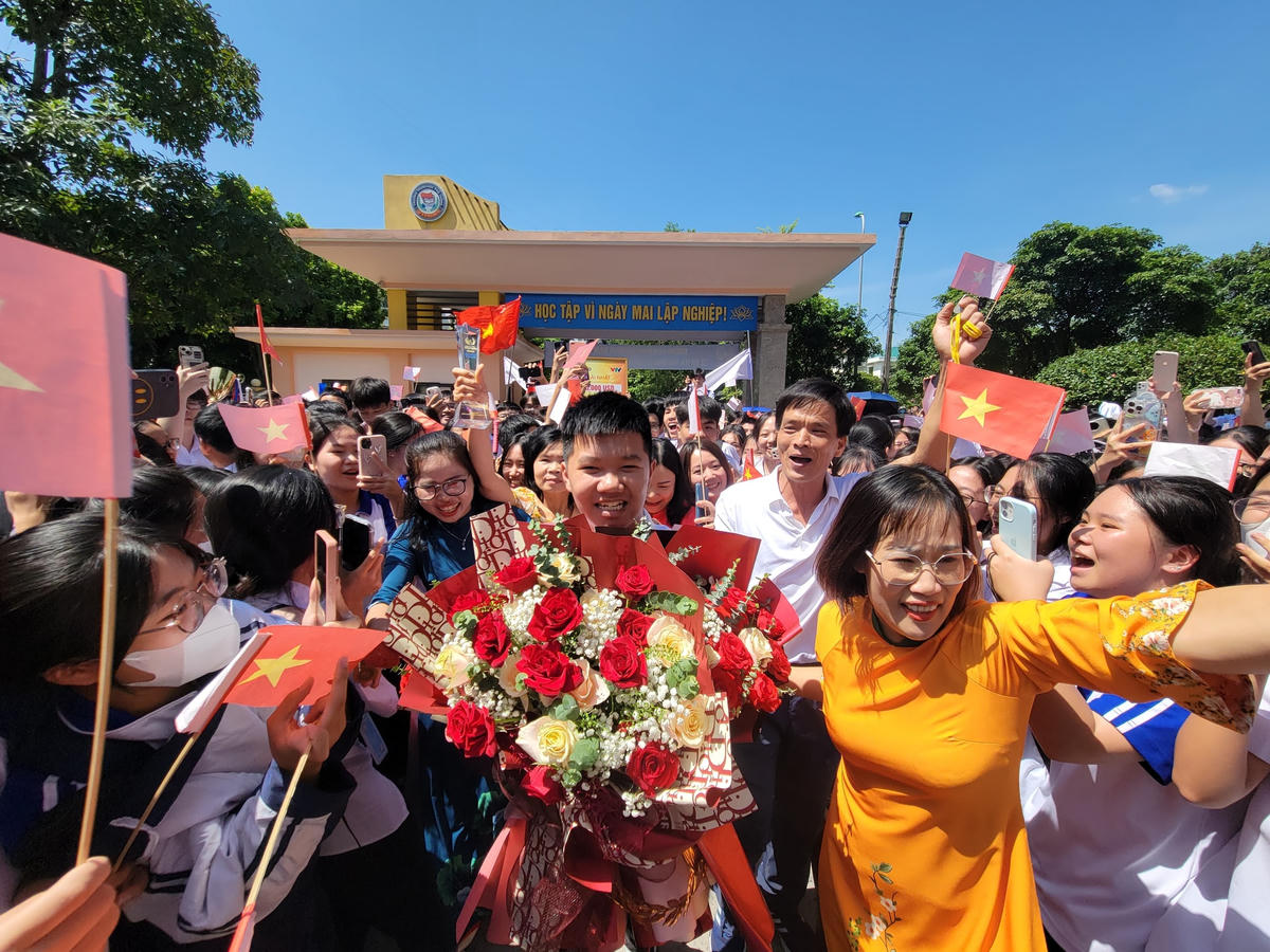 Gần 1.700 học sinh vây kín tân quán quân Olympia 2023.