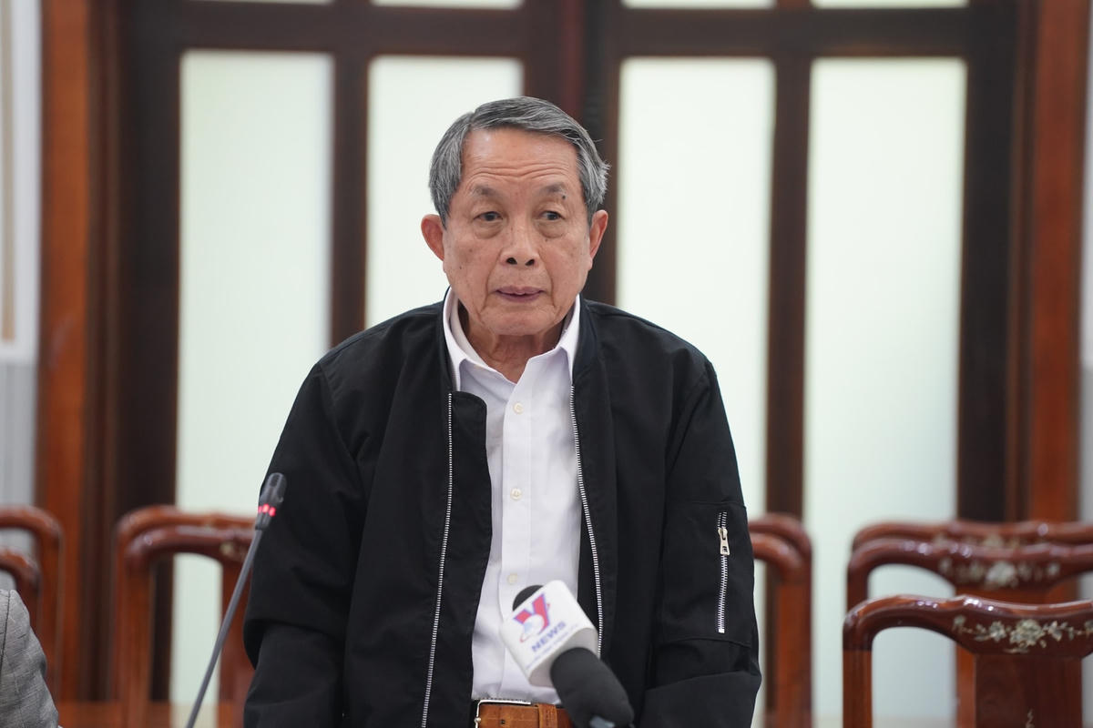  GS Trần Đình Long, Ủy viên Hội đồng tư vấn Khoa học, Giáo dục và Môi trường phát biểu.