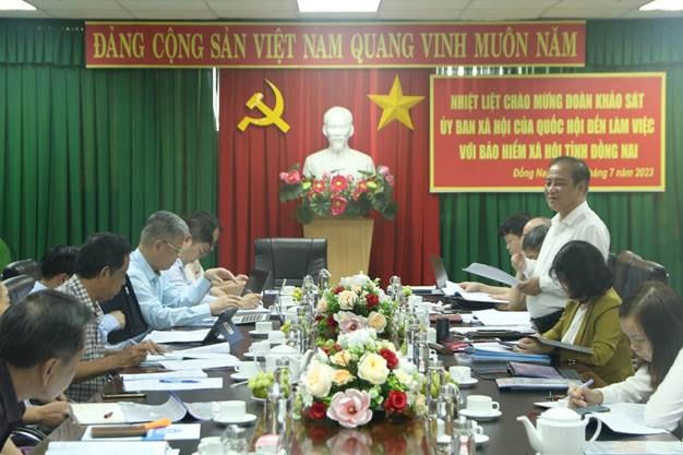 Giám đốc Bảo hiểm xã hội tỉnh Phạm Minh Thành báo cáo tại cuộc họp