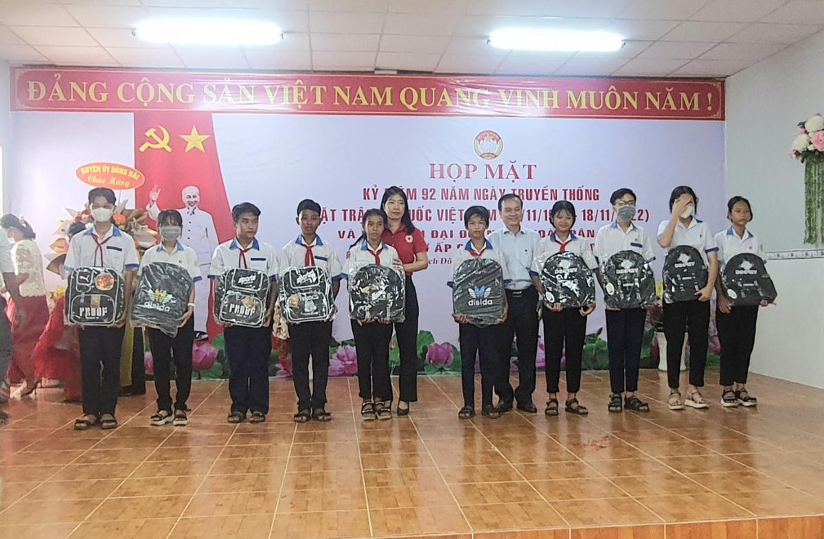 Lãnh đạo Hội chữ thập đỏ tỉnh tặng quà cho học sinh có hoàn cảnh khó khăn.