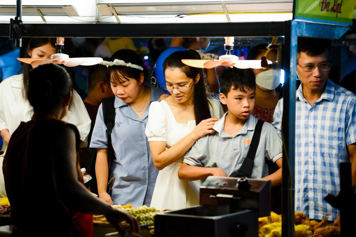 Những gian hàng đồ chơi Trung thu, đồ ăn vặt không chỉ hấp dẫn các em nhỏ mà cũng nhận được nhiều sự quan tâm của người lớn, đặc biệt là các bạn trẻ.
