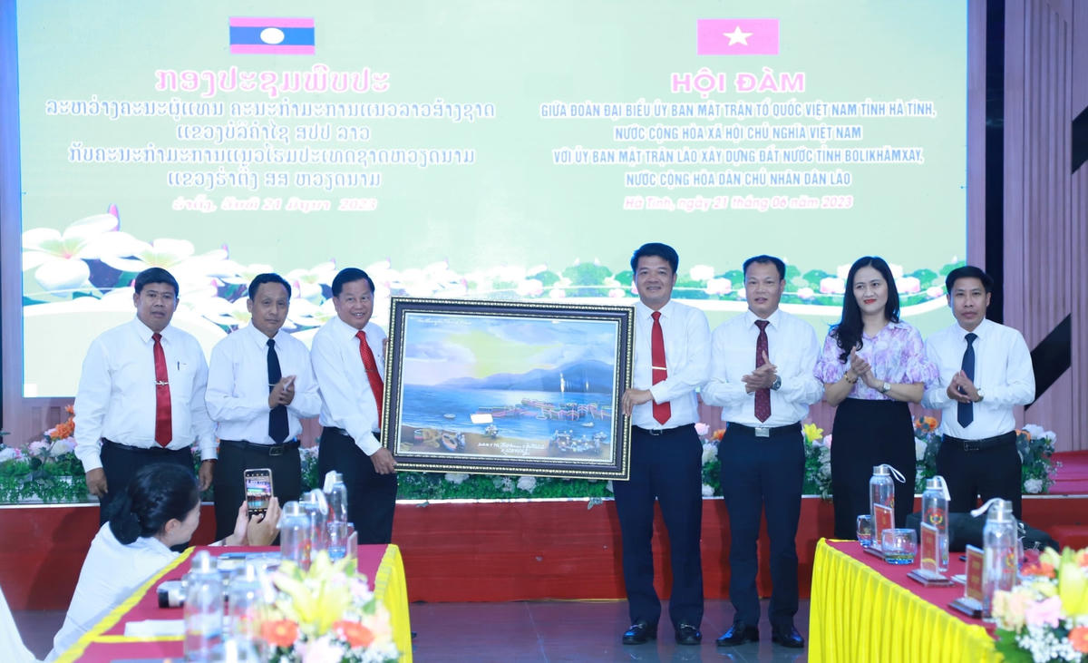 Mặt trận 2 tỉnh tặng quà lưu niệm. 