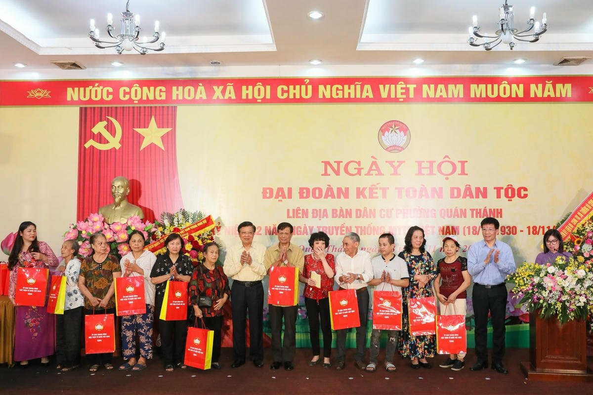 Trưởng Ban Nội chính Trung ương Phan Đình Trạc trao quà tặng các gia đình có hoàn cảnh khó khăn trên địa bàn phường Quán Thánh. Ảnh: Quang Vinh.