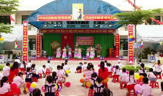 Tiểu học thị trấn Me, huyện Gia Viễn tổ chức hát múa, chào mừng lễ khai giảng.