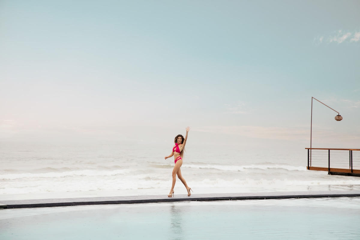 Theo tiết lộ từ ông Nawat - Chủ tịch Miss Grand International, nhiều trường hợp thí sinh bị trượt té bởi sàn diễn trơn, không hoàn thành được phần thi của mình.