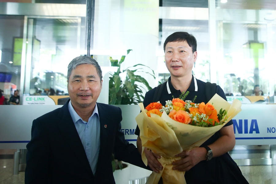 Tổng thư ký VFF Dương Nghiệp Khôi có mặt tại sân bay quốc tế Nội Bài đón HLV Kim Sang Sik. Ảnh: VFF.