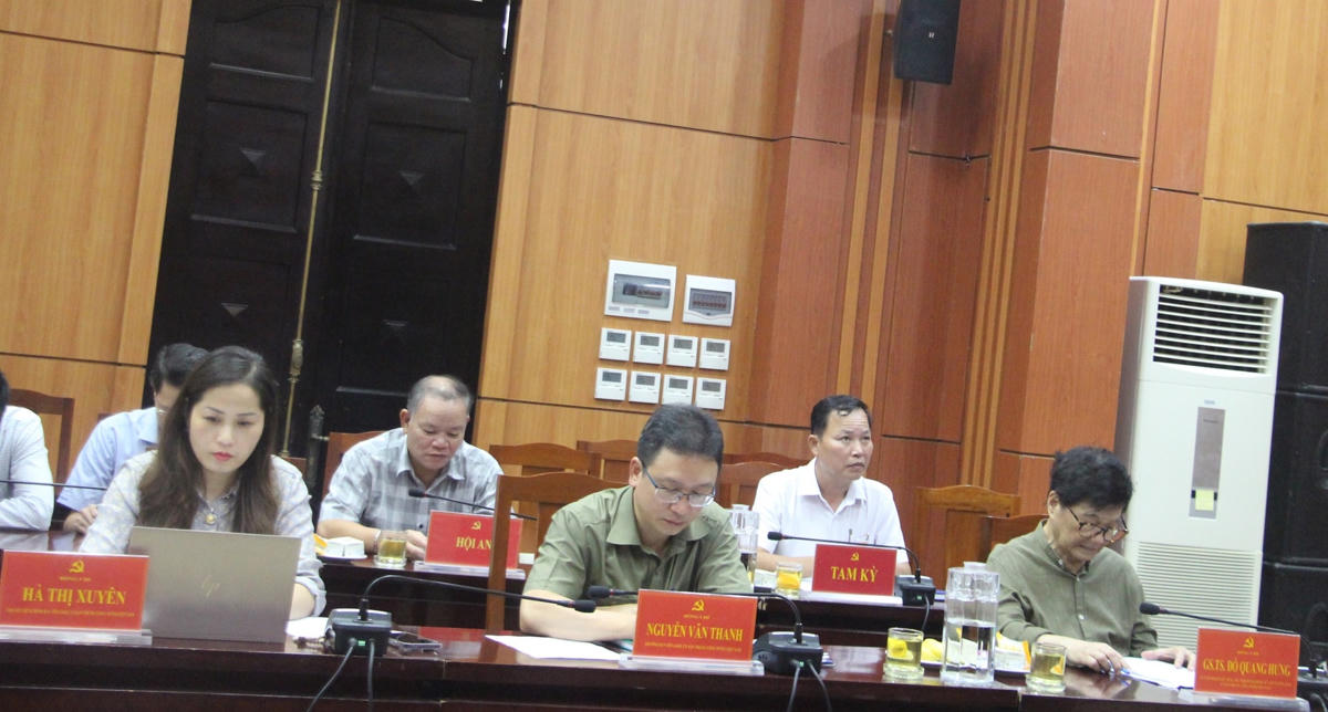 Các đại biểu tham dự buổi làm việc.