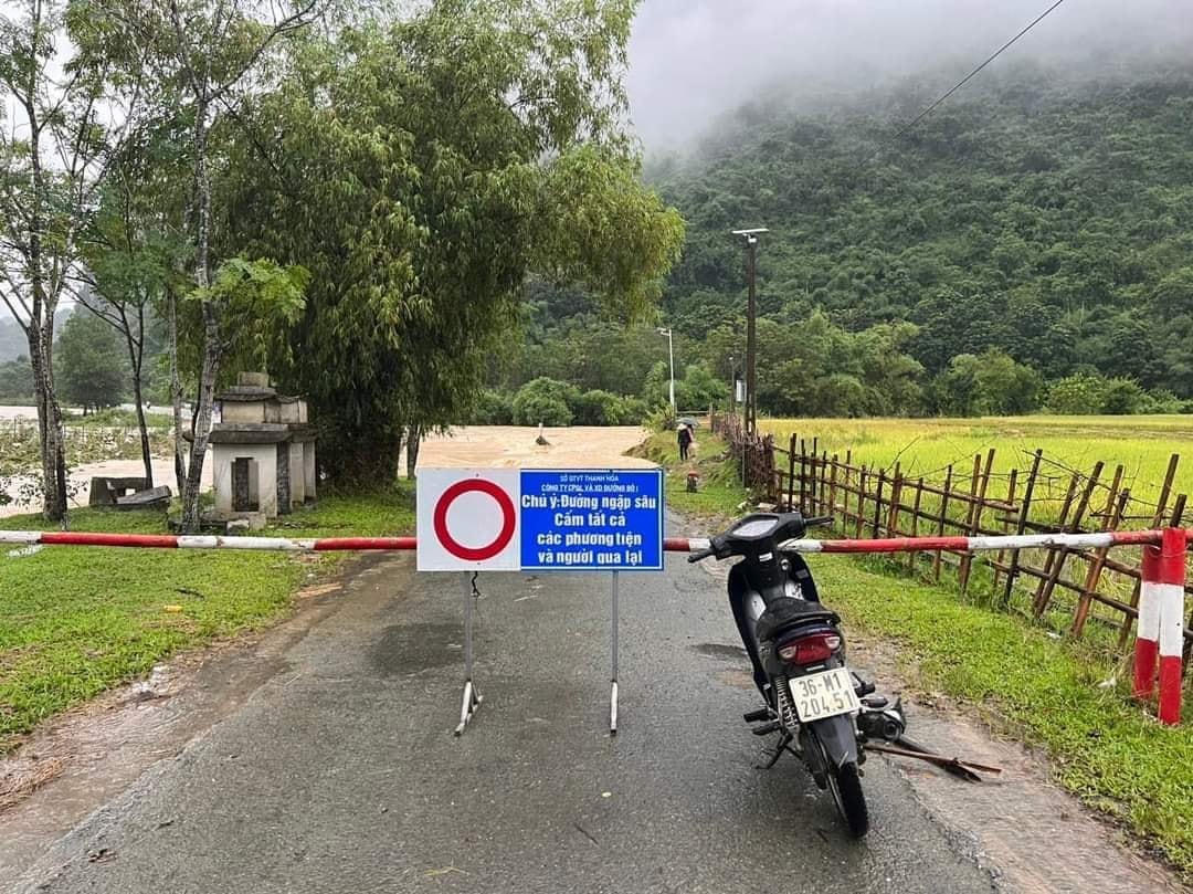 Sở GTVT Thanh Hóa cắm biển cấm người qua lại tại khu vực đập tràn thuộc huyện Thường Xuân.