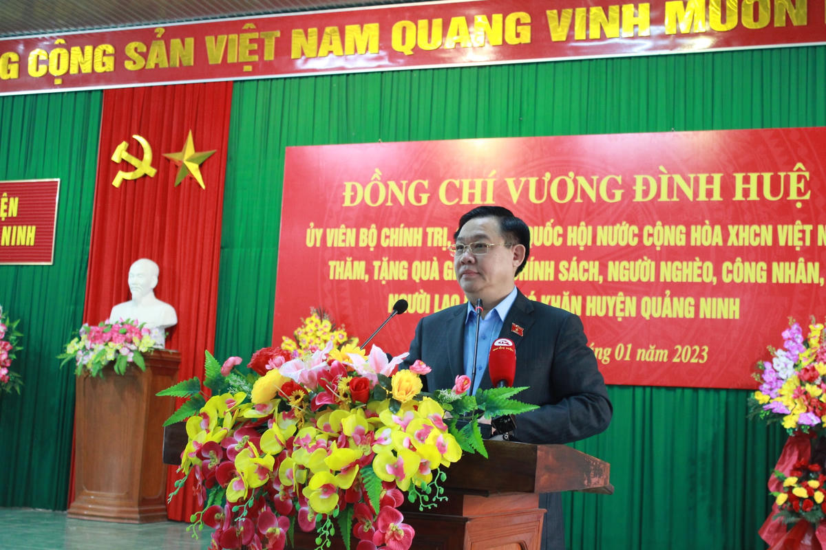 Chủ tịch Quốc hội Vương Đình Huệ thăm hỏi, chúc Tết các gia đình chính sách và hộ nghèo ở Quảng Bình.