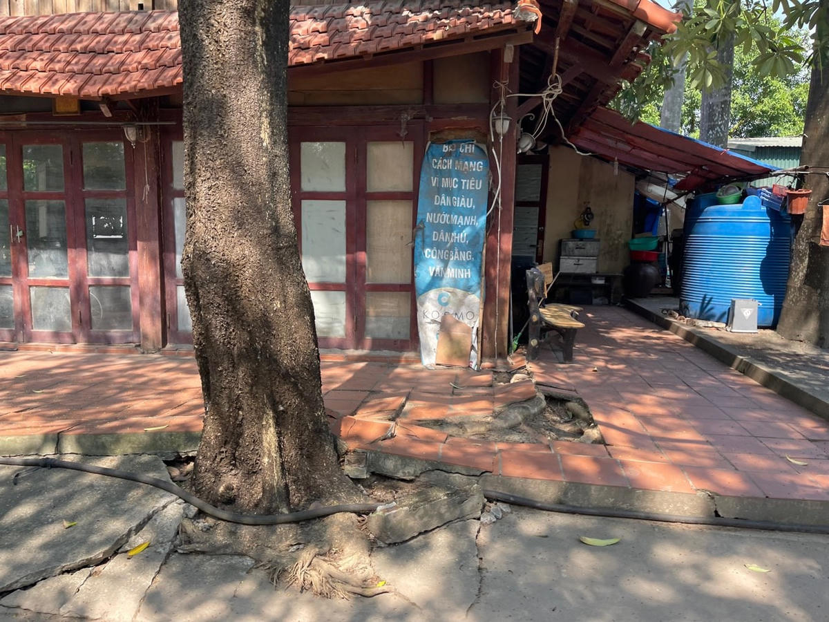 Khu nhà gỗ đang có lực lượng bảo vệ tạm trú để trông coi khu sinh thái. Phía sau được tận dụng là nơi chăn nuôi gia súc, gia cầm.