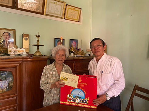 Ông Trần Ngọc Thanh, Chủ tịch Uỷ ban MTTQ Việt Nam tỉnh Khánh Hòa,tặng quà cho gia đình ông Nguyễn Chí Quyết.