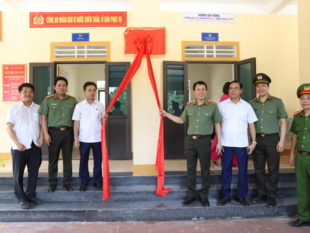 Thượng tướng Lương Tam Quang - Thứ trưởng Bộ Công an cùng lãnh đạo tỉnh Hà Tĩnh hạ băng khánh thành trụ sở Công an xã Sơn Hàm.