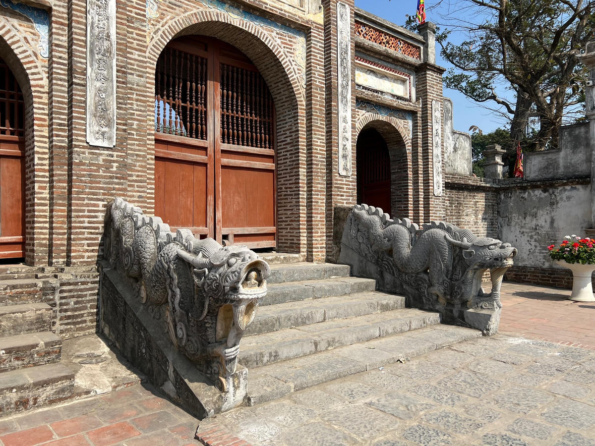 Đôi rồng đá ở cổng đền thờ An Dương Vương (niên đại 1732).  