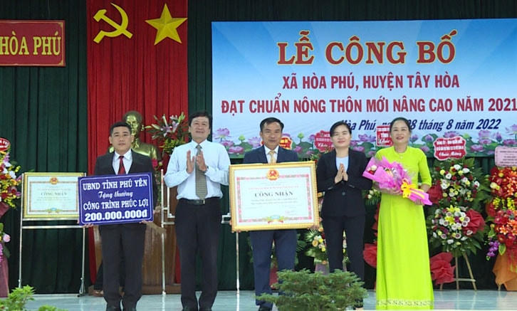 Trao bằng công nhận xã đạt chuẩn NTM nâng cao năm 2021 và tặng 200 triệu đồng xây dựng công trình phúc lợi cho UBND xã Hòa Phú, huyện Phú Hòa.