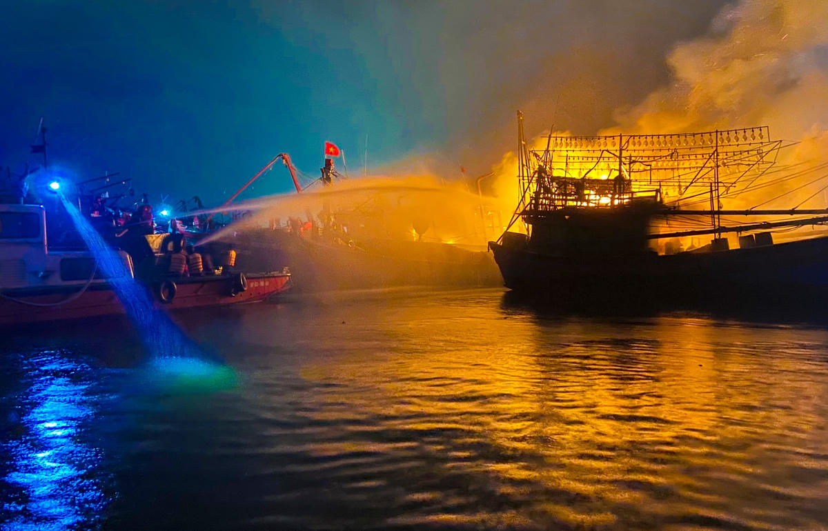 Hai tàu cá bốc cháy dữ dội ở Âu thuyền Thọ Quang đêm 27/1. Ảnh Cảnh sát PCCC&CNCH trên sông Đà Nẵng cung cấp