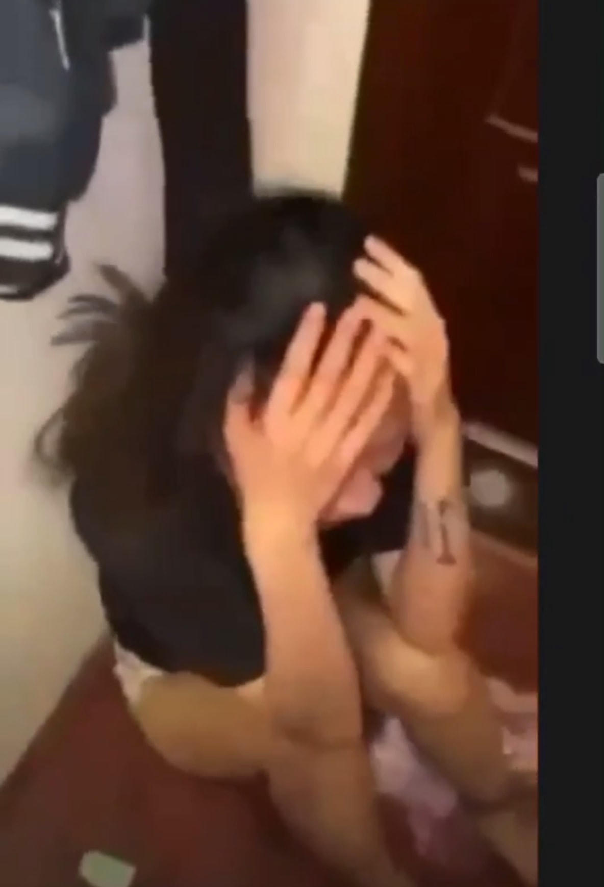 Người phụ nữ liên tục kêu khóc thảm thiết. Ảnh cắt từ clip.